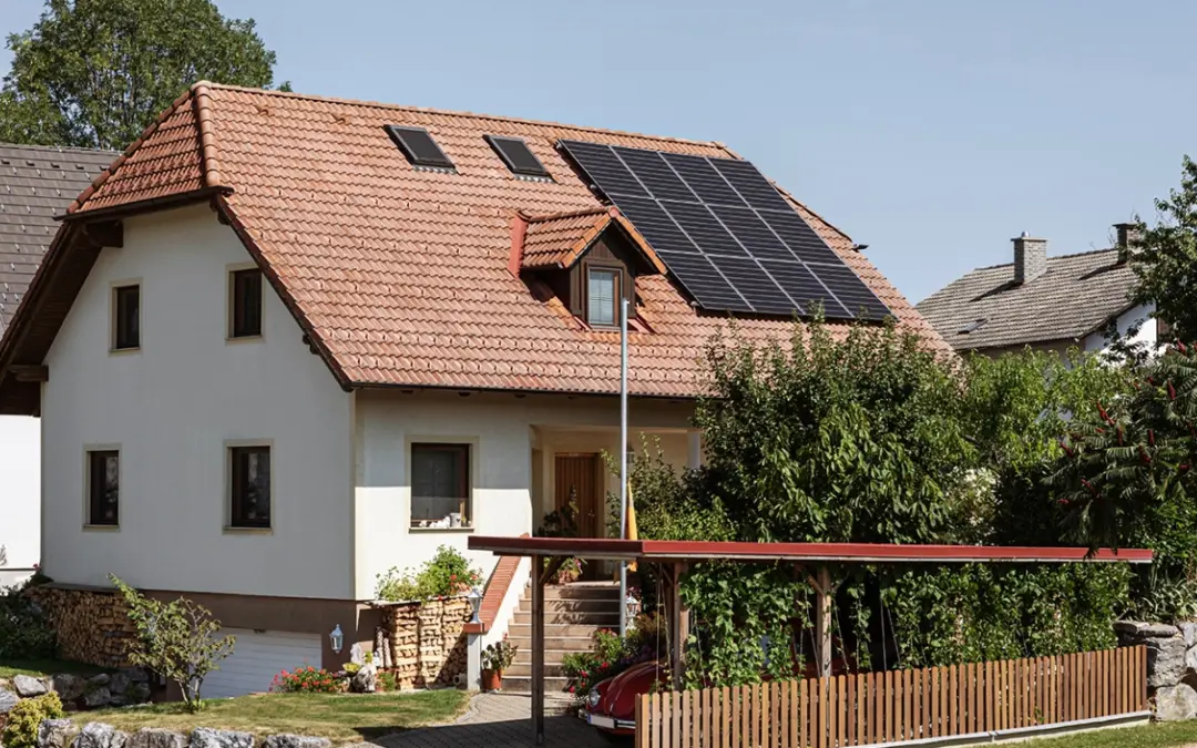 Haus mit moderner Photovoltaikanlage