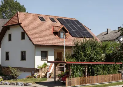 Haus mit moderner Photovoltaikanlage